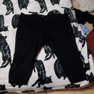Black stretch capri slack